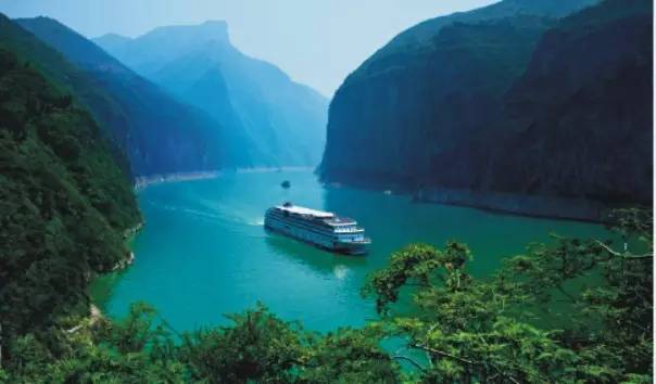 邮轮正驶过长江三峡第一峡瞿塘峡